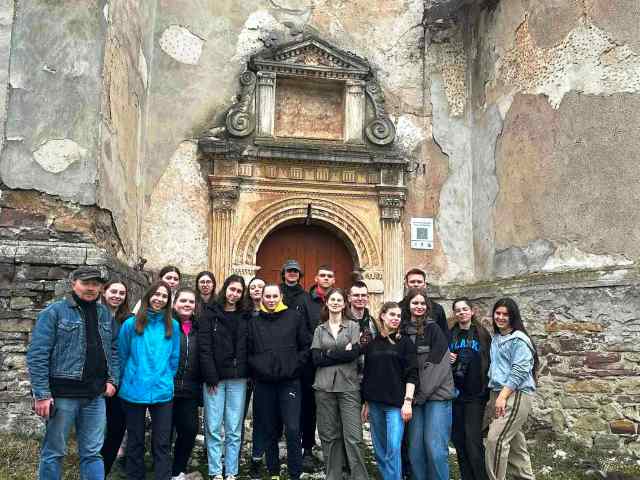 Оглянули руїни костелу з ренесансними порталами у с. Язловець